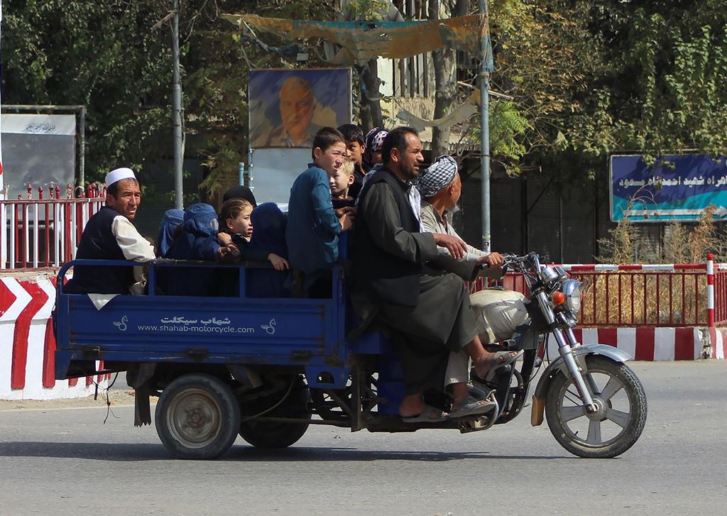 Residents of Kunduz leave the city amid ongoing fighting between Taliban militants and Afghan security forces in Kunduz on October 5, 2016. AFP / BASHIR KHAN SAFI