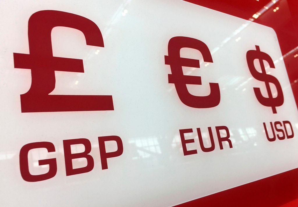A currency sign is seen at a bureau de change at Heathrow Airport in London, Britain October 11, 2016. REUTERS/Stefan Wermuth
