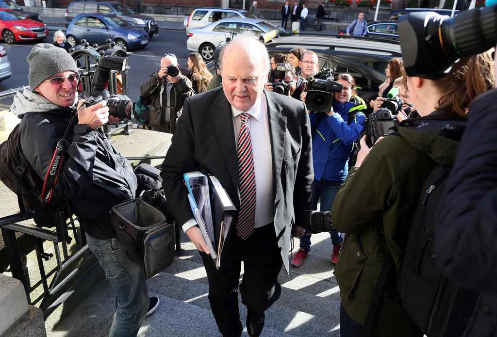 Irish Finance Minister, Michael Noonan,(C) arrives at government buildings in Dublin, Ireland on October 11, 2016, before announcing the 2017 budget.  AFP / PAUL FAITH