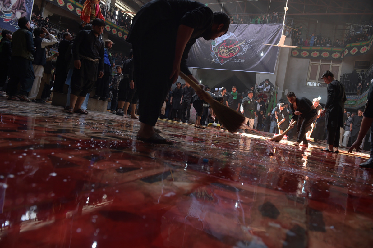 Afghan Shiite Muslims use chains and blades during ritual self-flagellation as part of Ashura commemorations at a mosque in Kabul on October 9, 2016. AFP / SHAH MARAI