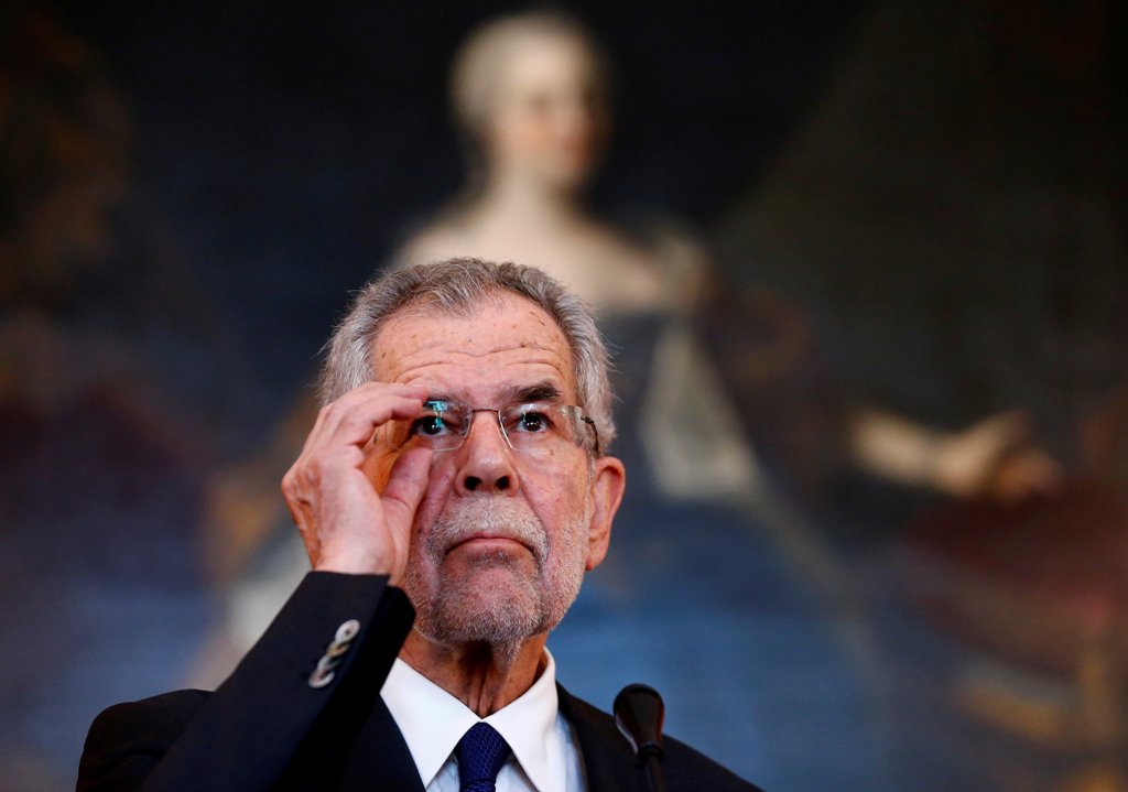 Austrian presidential candidate Alexander Van der Bellen, who is supported by the Greens, attends a news conference in Vienna, Austria, May 24, 2016. Picture taken May 24, 2016. REUTERS/Leonhard Foeger