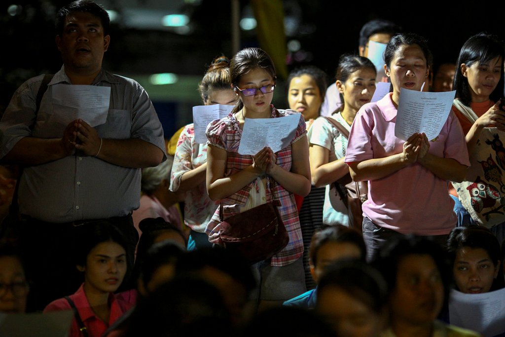 Well-wishers pray for Thailand's King Bhumibol Adulyadej at the Siriraj hospital where he is residing in Bangkok, Thailand October 12, 2016. REUTERS/Athit Perawongmetha