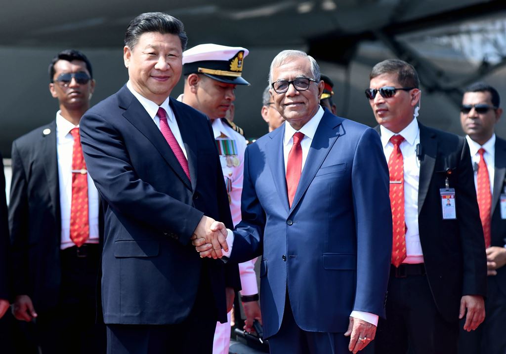 Chinese President Xi Jinping (L) is greeted by Bangladesh's President Abdul Hamid after arriving in Dhaka on October 14, 2016. AFP 