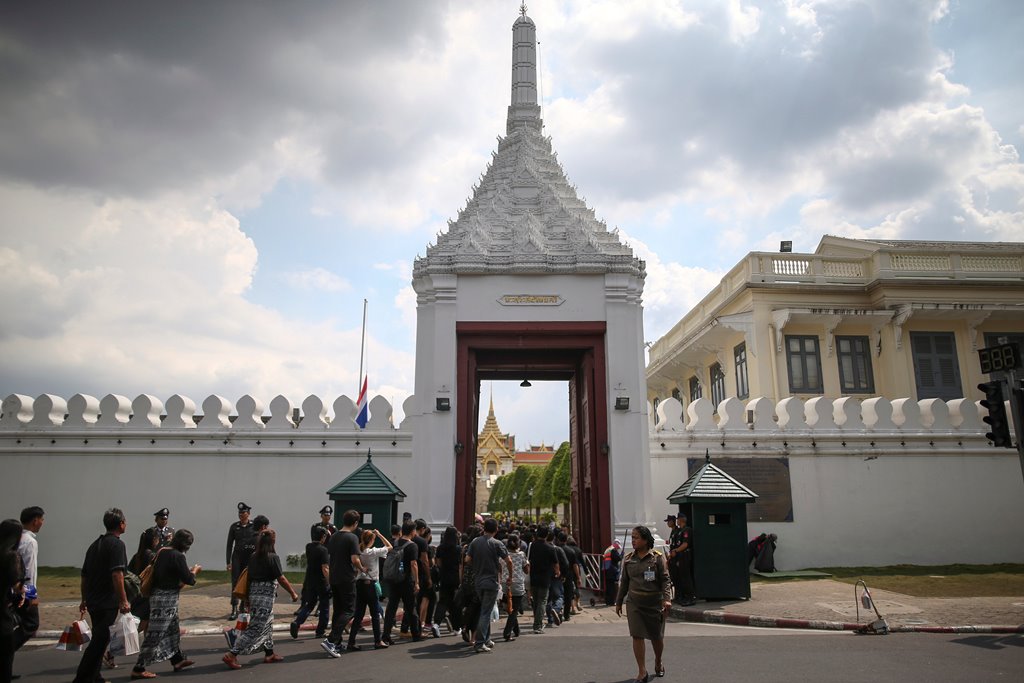 Mourners walk in line to pay their respects to Thailand's late King Bhumibol Adulyadej at the Grand Palace in Bangkok, Thailand, October 15, 2016. Reuters/Athit Perawongmetha