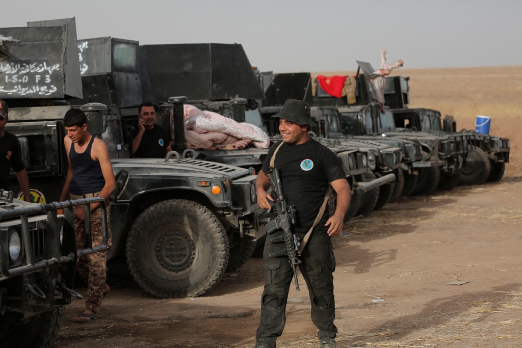 Iraq government's Anti-Teror teams, armoured vehicles and artillery are deployed in the Hazir region, southeast of Mosul during an Operation to retake Iraq's Mosul from Deash, on October 15, 2016, Nineveh, Iraq. ( Yunus Kele? - Anadolu Agency )

