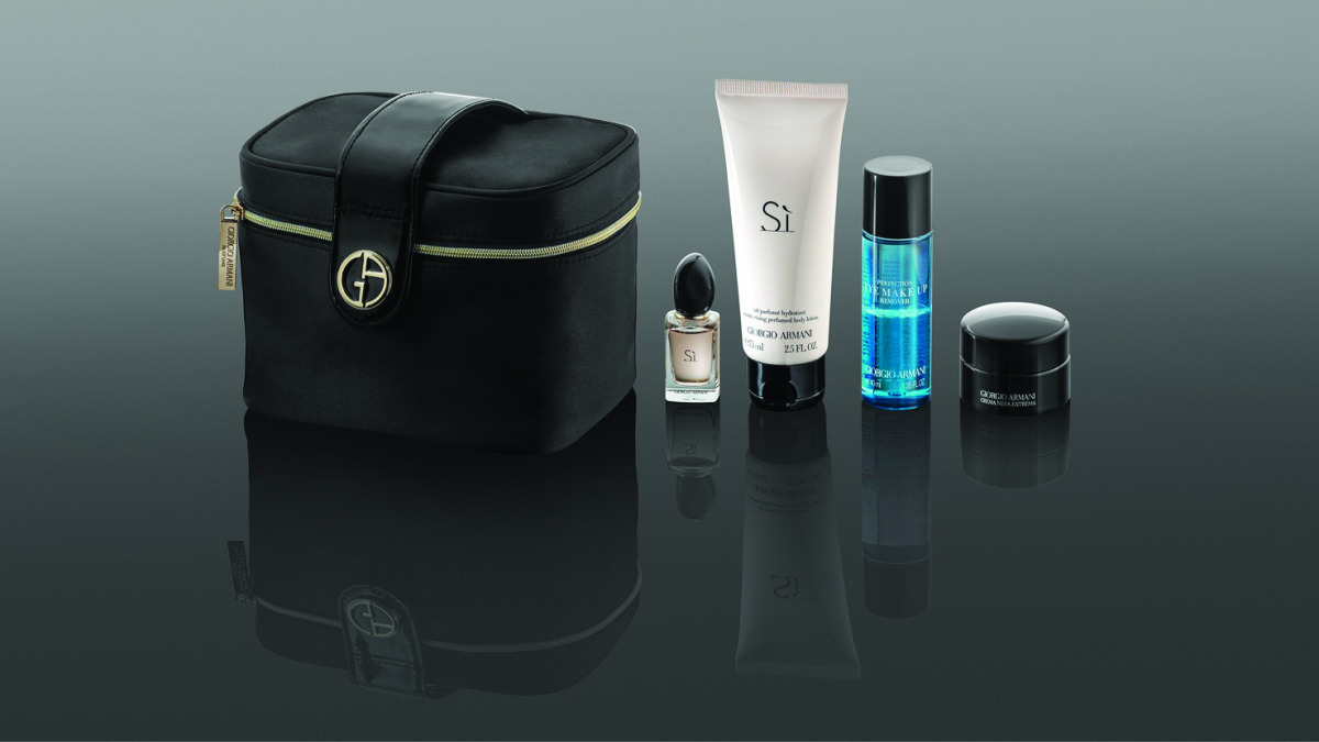 Ladies travelling with Qatar Airways will receive a stylish Giorgio Armani Fragrances and Beauty amenity kit.