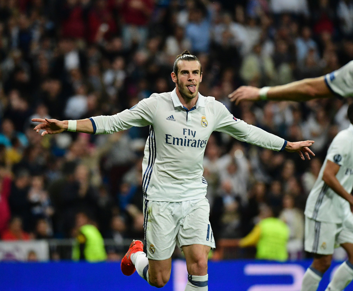 Real Madrid's Welsh forward Gareth Bale celebrates after scoring during the UEFA Champions League football match Real Madrid CF vs Legia Legia Warszawa at the Santiago Bernabeu stadium in Madrid on October 18, 2016. (AFP / Pierre-PHILIPPE MARCOU)