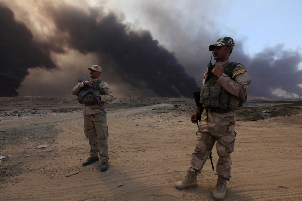 Iraqi army members stand with their weapons in Qayyarah, during an operation to attack Islamic State militants in Mosul, Iraq, October 19, 2016. Reuters/Alaa Al-Marjani 