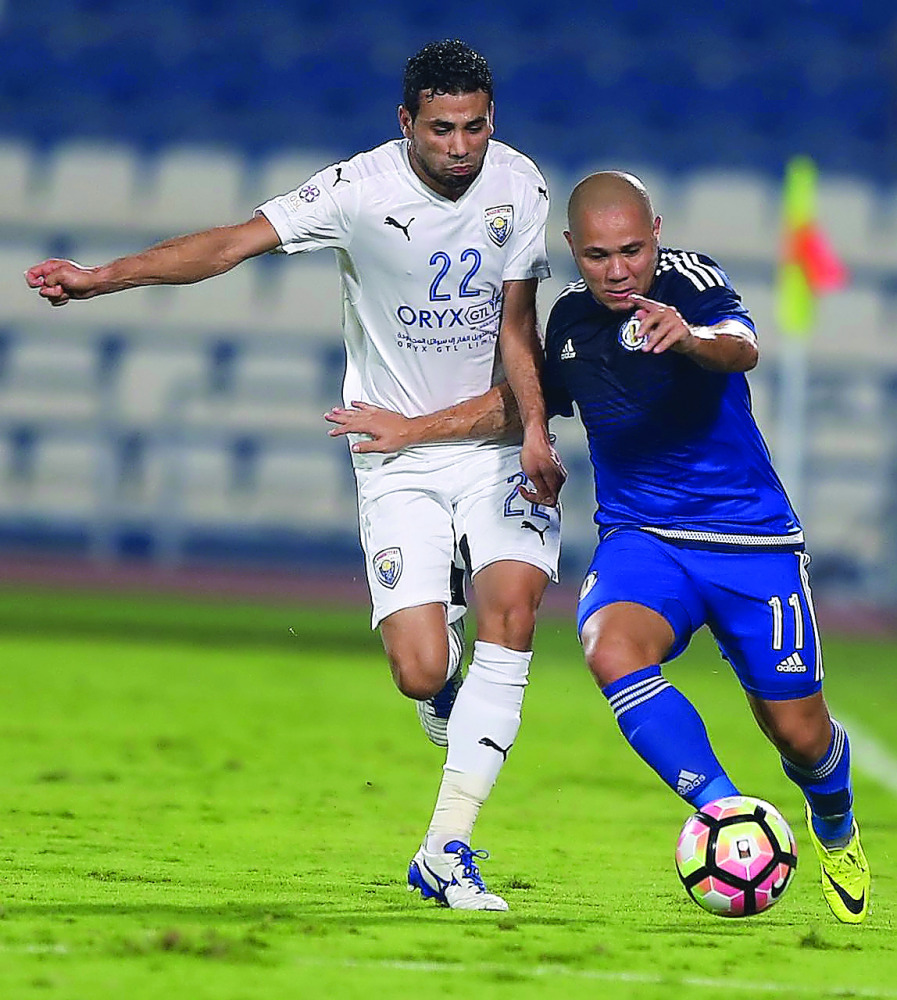Al Kharaitiyat’s Mahmoud Saad Abdelhalim (left) vies for the ball with Al Khor’s Madson Formagini during their Qatar Stars League match played at Al Khor Stadium yesterday. 