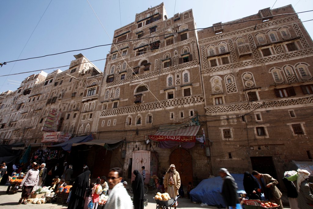People shop at the old market in the historic city of Sanaa, Yemen, October 21, 2016. REUTERS/Mohamed al-Sayaghi
