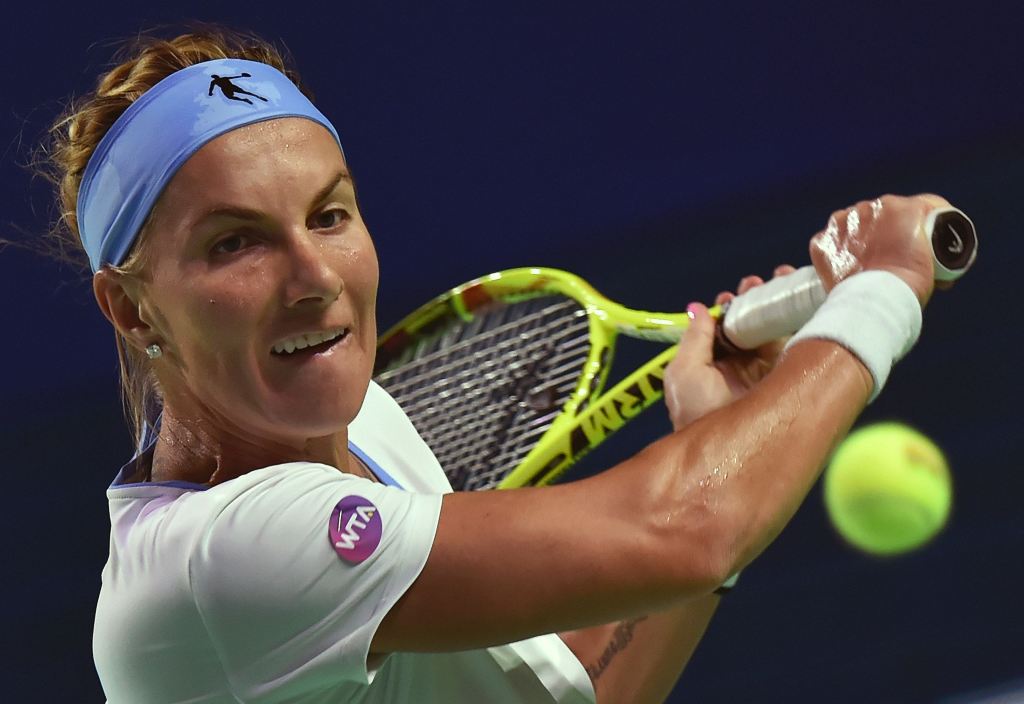 Russia's Svetlana Kuznetsova returns a service to Australia's Daria Gavrilova during the Kremlin Cup tennis tournament final match in Moscow on October 22, 2016. (AFP / ALEXANDER NEMENOV)
