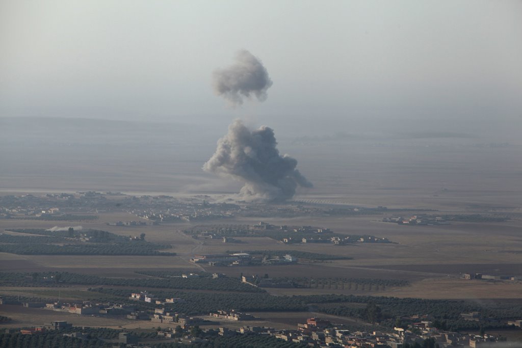 Smoke rises at Islamic State militants' positions in the town of Naweran near Mosul, Iraq, October 23, 2016. Reuters/Azad Lashkari