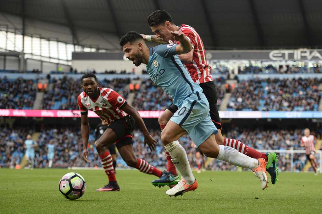 Manchester City's Argentinian striker Sergio Aguero vies with Southampton's Portuguese defender Jose Fonte (R) during the English Premier League football match between Manchester City and Southampton at the Etihad Stadium in Manchester, north west England