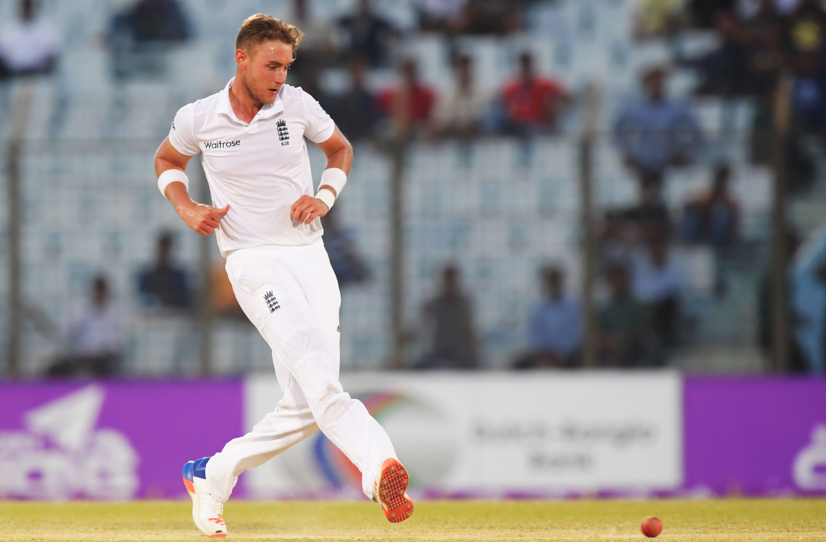 England's Stuart Broad attempt a run out during the fourth day's play of the first Test cricket match between Bangladesh and England at Zahur Ahmed Chowdhury Cricket Stadium in Chittagong on October 23, 2016. (AFP / Dibyangshu SARKAR)