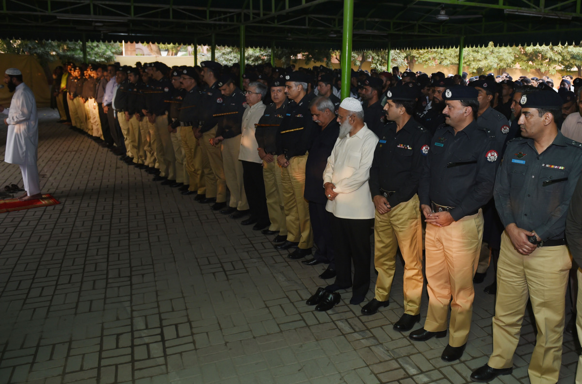 Pakistani policemen offer absentia funeral prayers for the victims of a militant attack on the Balochistan Police College, in Lahore on October 26, 2016. A militant organisation said October 26, it had worked with the Islamic State to carry out a huge rai