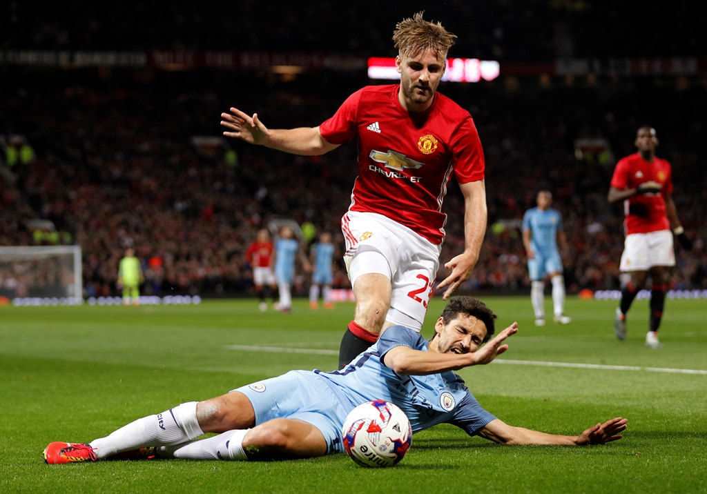 Football: Manchester United v Manchester City - EFL Cup Fourth Round - Old Trafford - Manchester United's Luke Shaw in action with Manchester City's Jesus Navas
Reuters / Darren Staples