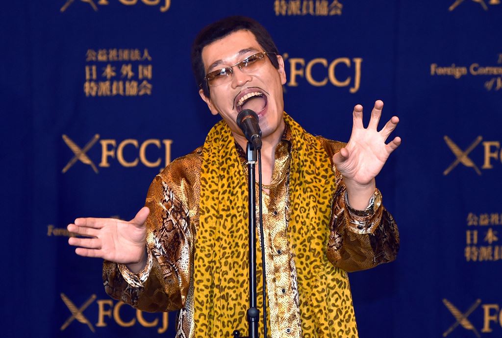 Japanese comedian Pikotaro performs during a press conference at the Foreign Correspondents' Club of Japan in Tokyo on October 28, 2016. AFP / KAZUHIRO NOGI