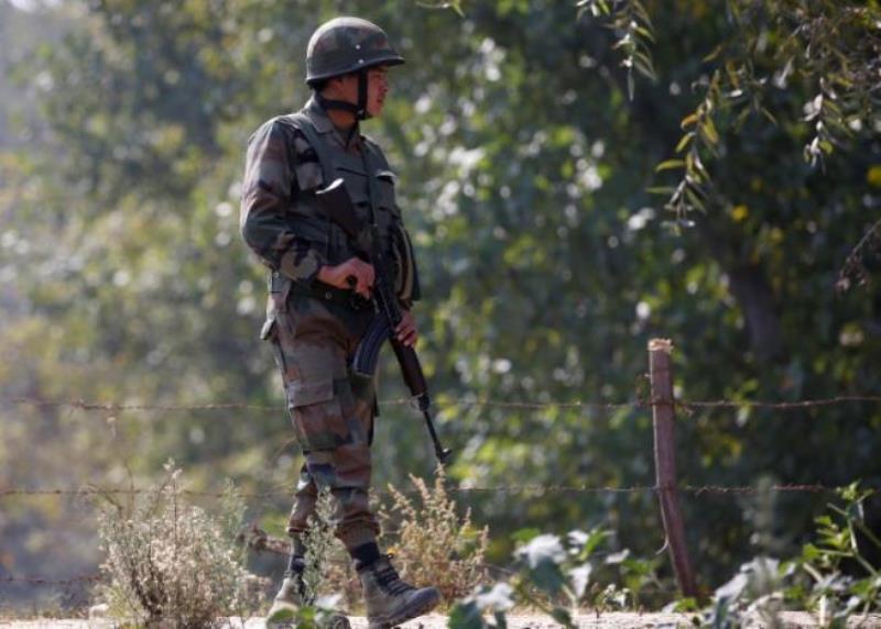 An Indian army soldier patrols along a highway on the outskirts of Srinagar, September 29, 2016. REUTERS/Danish Ismail