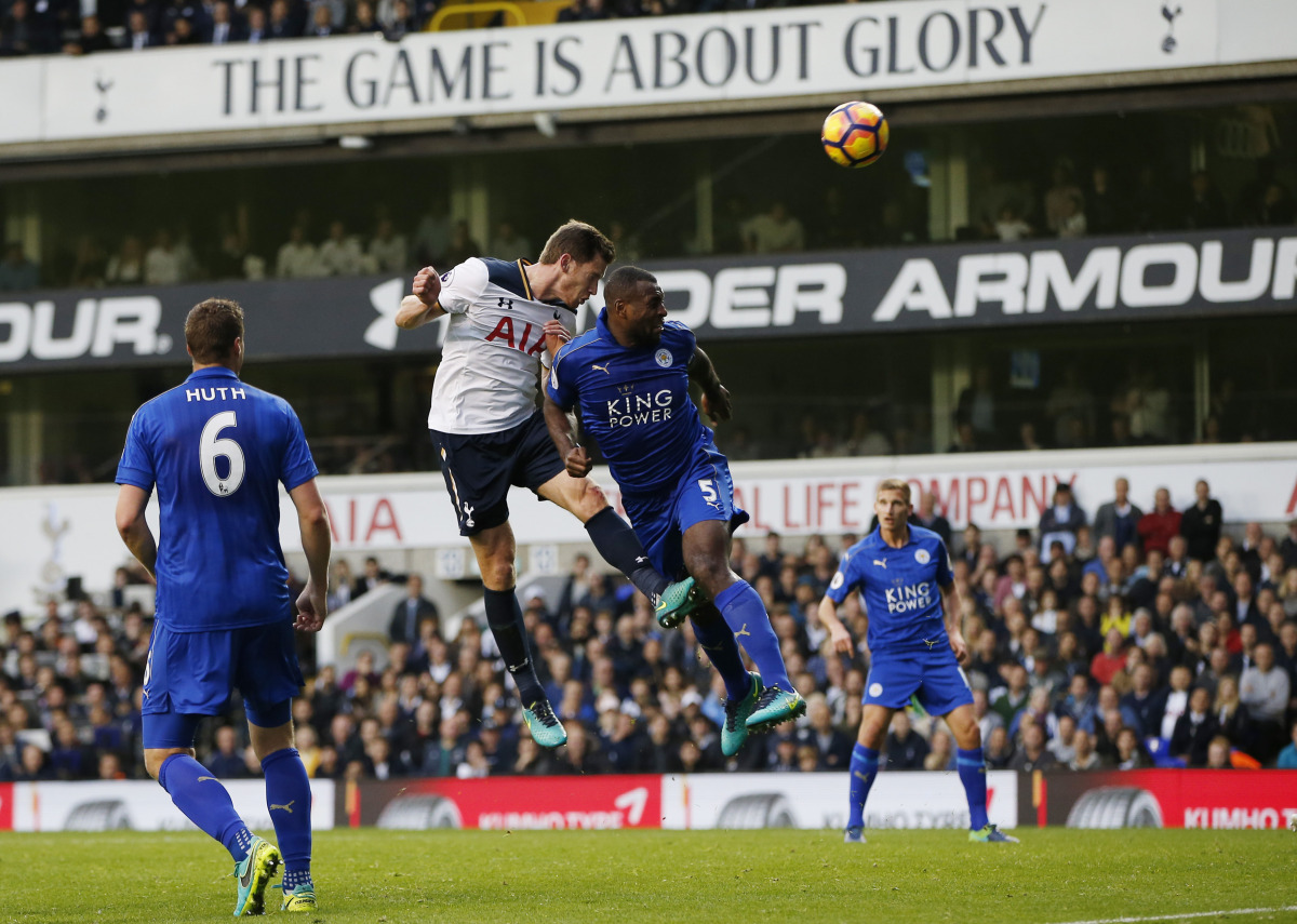 Tottenham's Jan Vertonghen in action with Leicester City's Wes Morgan. (Reuters / Paul Childs)