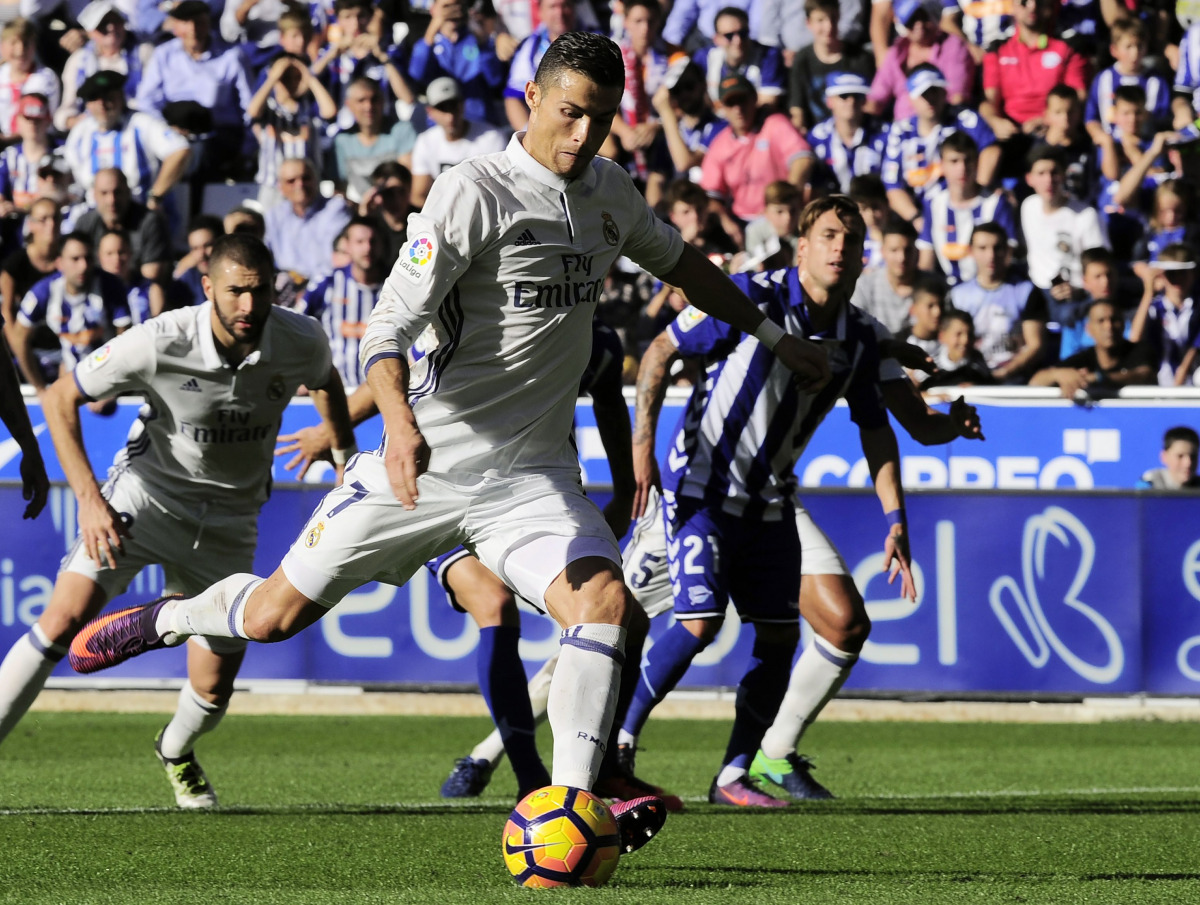 Real Madrid's Portuguese forward Cristiano Ronaldo kicks the ball to score a goal during the Spanish league football match between Deportivo Alaves and Real Madrid CF at the Mendizorroza stadium in Vitoria on October 29, 2016. (AFP / ANDER GILLENEA)

