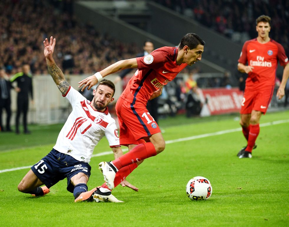 Lille's French defender Julian Palmieri (L) vies with Paris Saint-Germain's Argentinian forward Angel Di Maria during the French L1 football match between Lille and Paris on October 28, 2016 at the Pierre Mauroy stadium in Lille, northern France. AFP PHOT