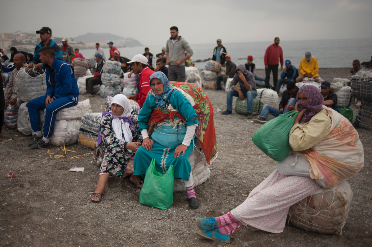 People await on the beach before crossing the El Tarajal border, separating Morocco and Spain's North African enclave of Ceuta, in Ceuta on October 27, 2016. (AFP / JORGE GUERRERO) 