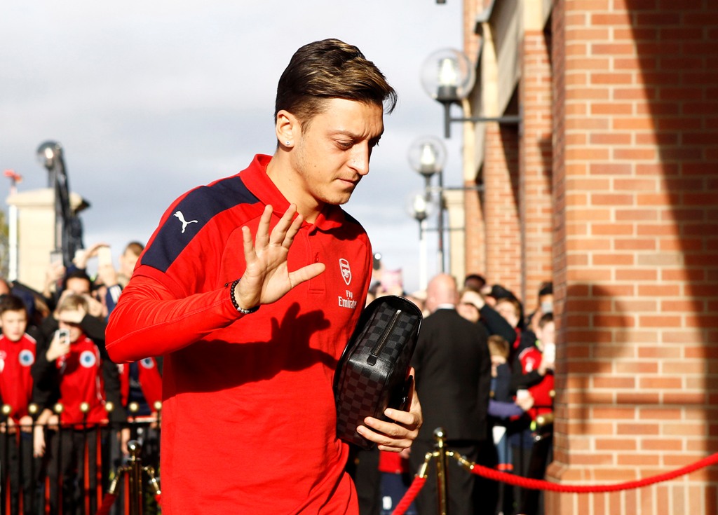 Arsenal's Mesut Ozil arrives for the match. Reuters / Craig Brough