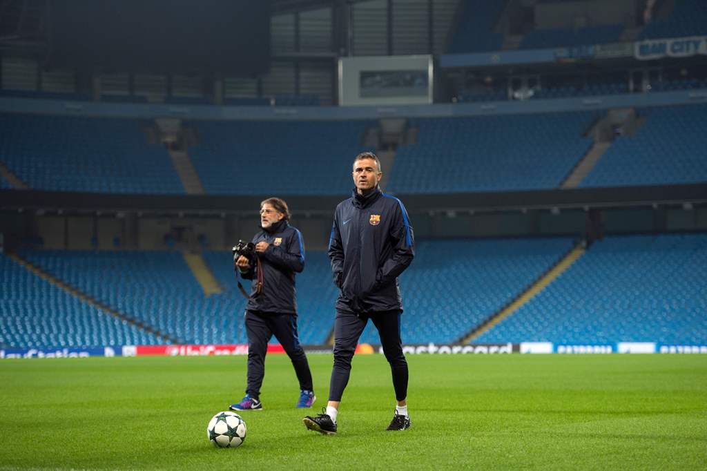 Barcelona's coach Luis Enrique takes part in a training session at the Etihad stadium in Manchester, northern England on October 31, 2016 on the eve of their Champions league match against Manchester City. AFP / OLI SCARFF
