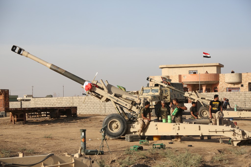Soldiers of Iraqi Army use artillery to hit Daesh targets at the Bertilla front as the operation to retake Iraq's Mosul from Daesh terrorists continues, in Mosul, Iraq on November 1, 2016. ( Hemn Baban - Anadolu Agency )