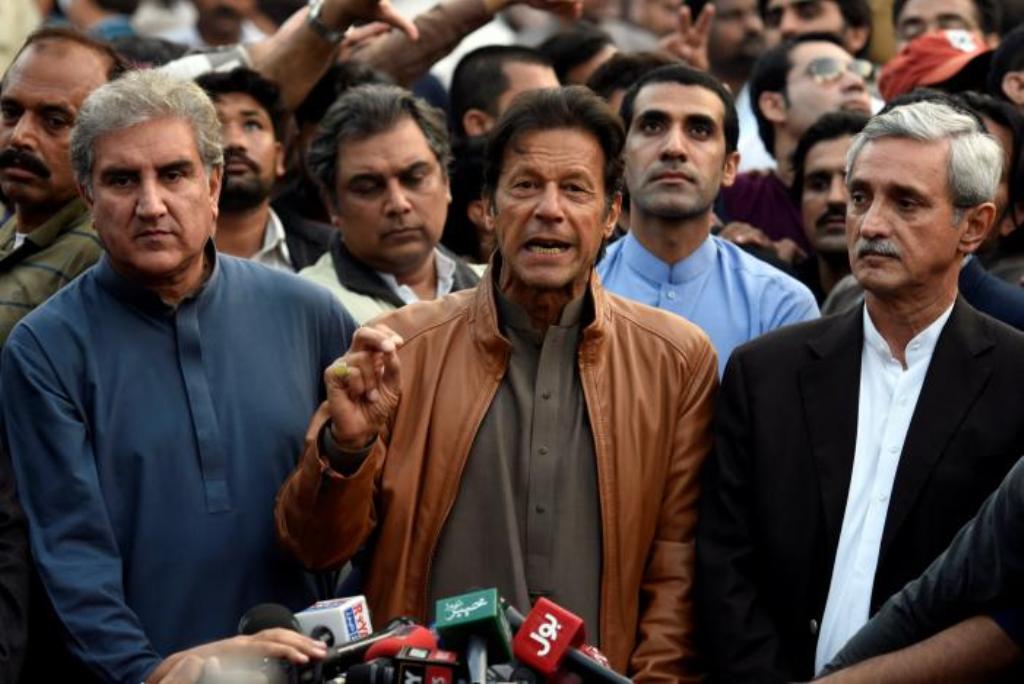 Pakistani opposition leader Imran Khan (C) talks to media outside his house in Islamabad, Pakistan, October 28, 2016. REUTERS/Stringer.