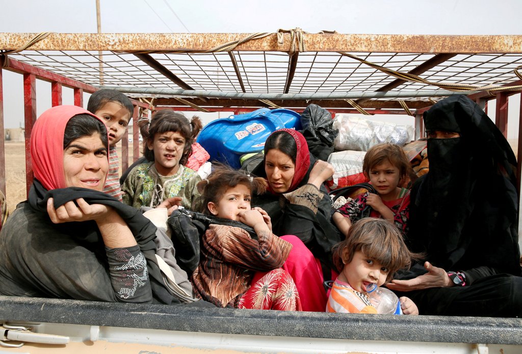 Displaced Iraqi women and children sit at the back of a vehicle after escaping from Islamic State controlled village of Abu Jarboa during clashes with IS militants near Mosul, Iraq November 1, 2016. REUTERS/Ahmed Jadallah
