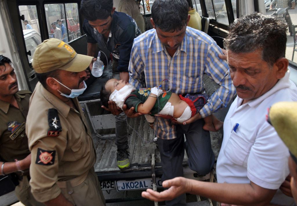 Indian volunteers and officials carry a two and a half year-old child Pari into The Government Medical College Hospital in Jammu on November 1, 2016, after he was injured in cross-border shelling in the disputed Himalayan region of Kashmir. AFP / STR