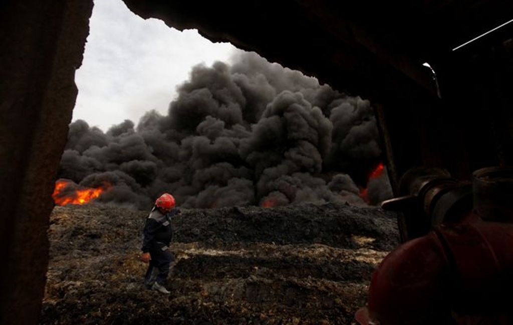 Smoke rises from oil wells, set ablaze by Islamic State militants before fleeing the oil-producing region of Qayyara. File photo. Image by: ALAA AL-MARJANI / REUTERS.