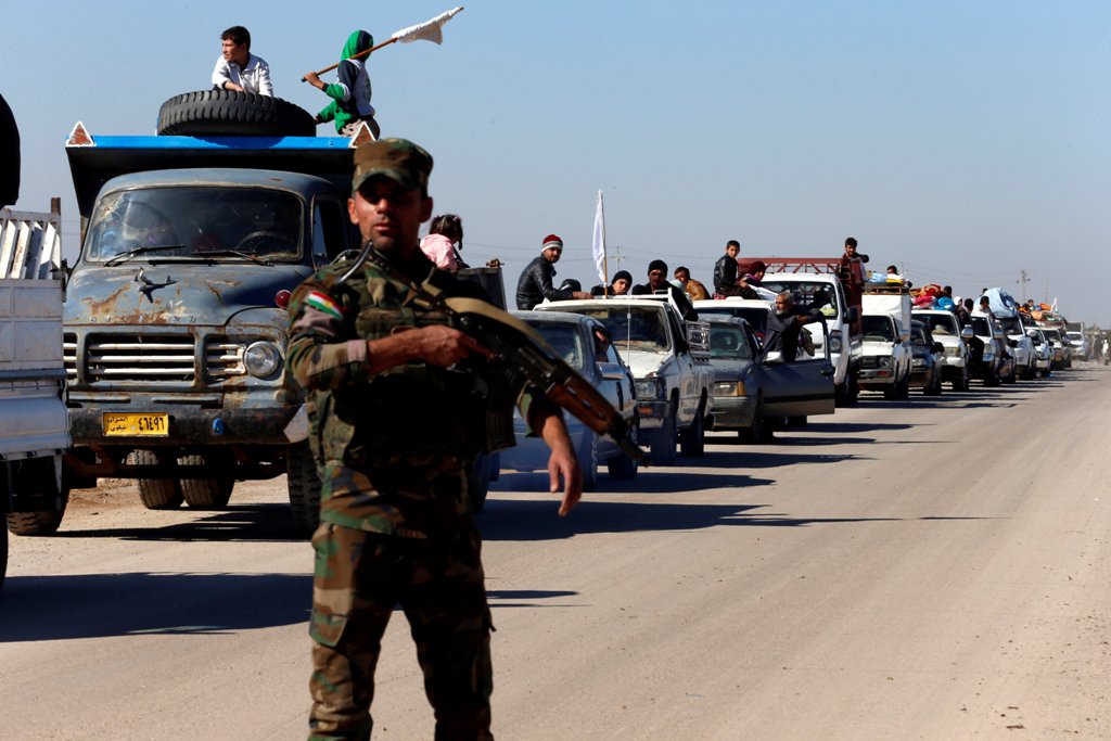 Displaced Iraqis flee during a battle with Islamic State militants in Kokjali village near Mosul, Iraq November 3, 2016. REUTERS/Ahmed Jadallah