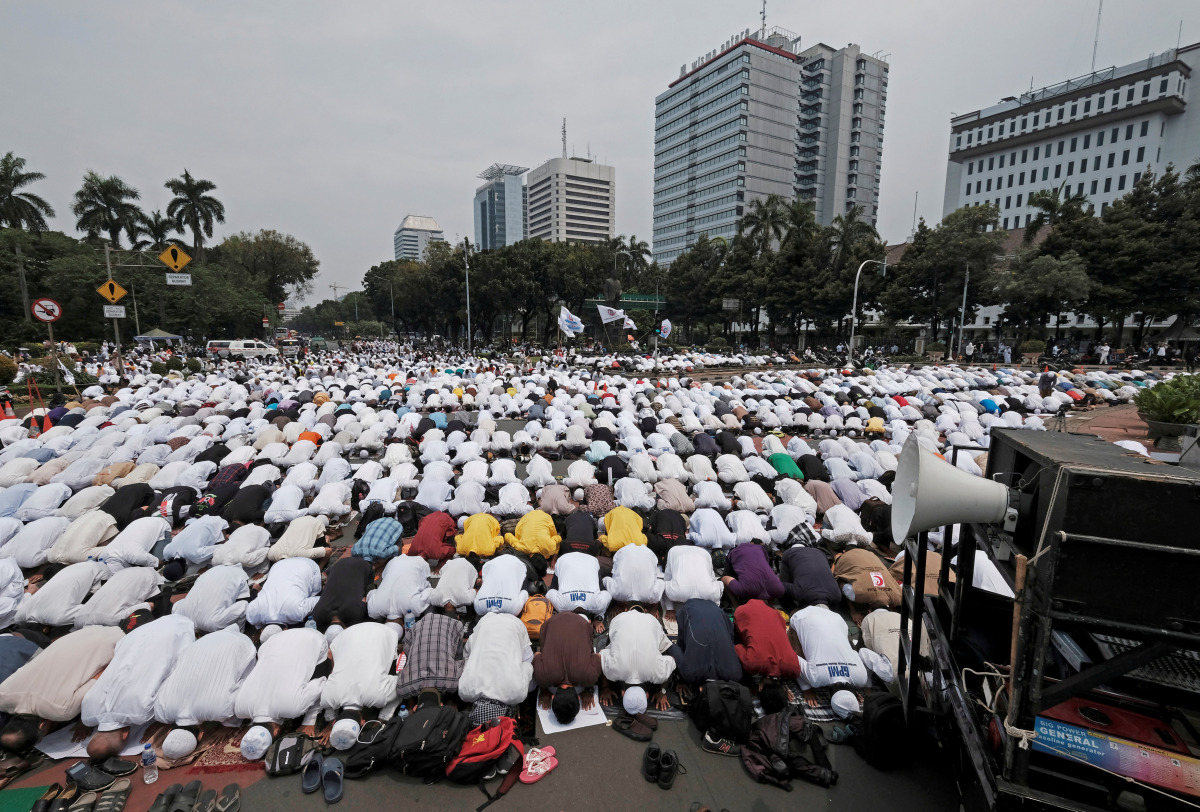 Members of hardline Muslim hold a mass pray as they attend a protest against Jakarta's incumbent governor Basuki Tjahaja Purnama, an ethnic Chinese Christian running in the upcoming election, in Jakarta, Indonesia, November 4, 2016. REUTERS/Beawiharta