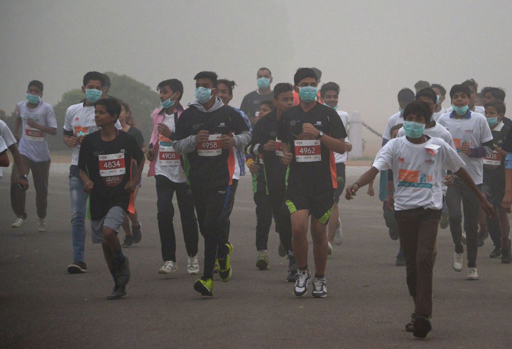 Indian runners take part in the New Delhi 10K challenge amid heavy smog in New Delhi on November 6, 2016. AFP / DOMINIQUE FAGET

