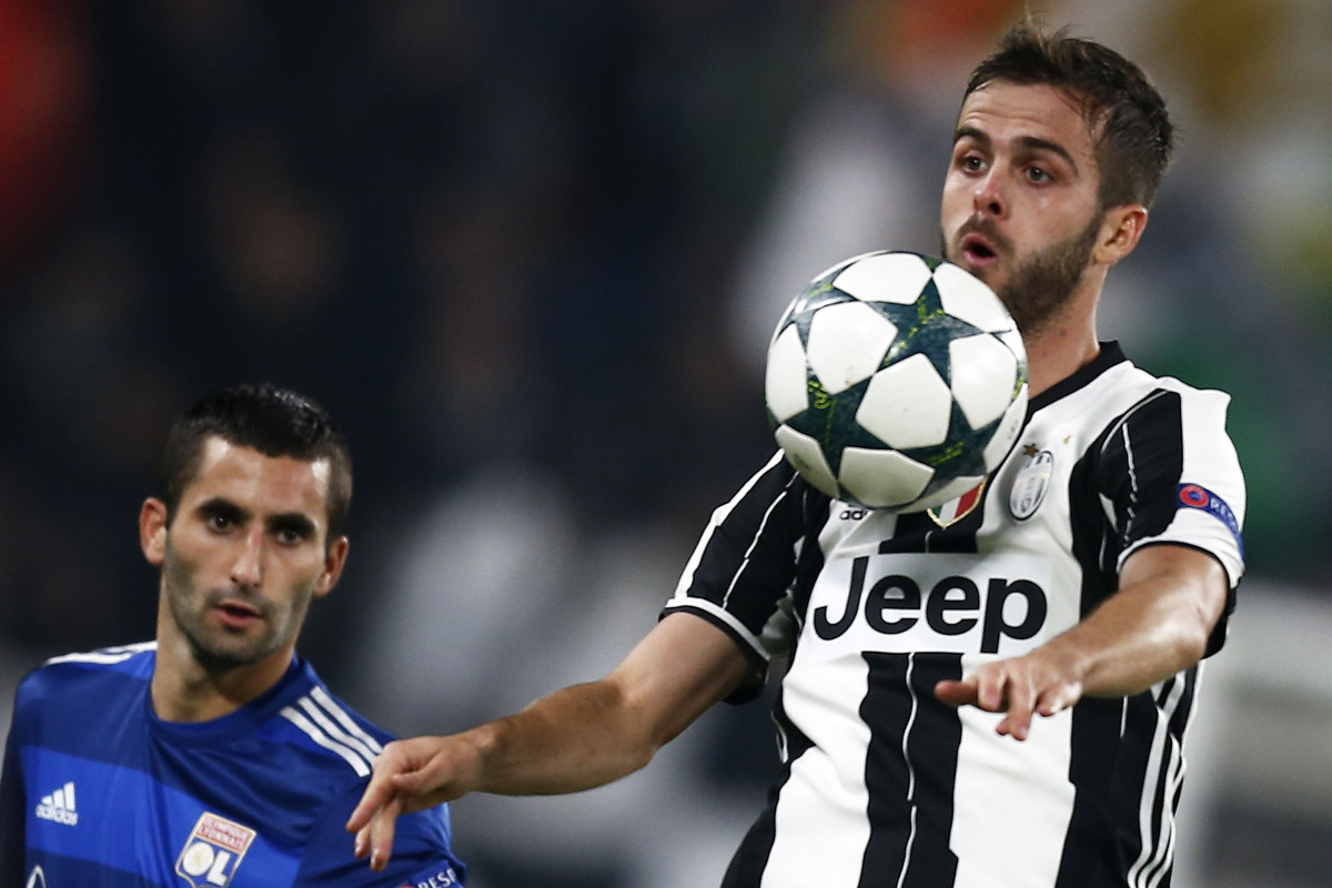 Juventus midfielder Miralem Pjanic controls the ball during the UEFA Champions League football match Juventus vs Olympique Lyonnais on November 2, 2016 at the Juventus stadium in Turin. (AFP / MARCO BERTORELLO)