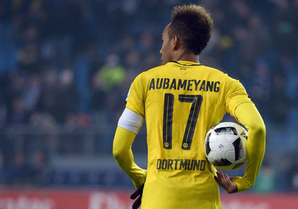 Dortmund's Gabonese forward Pierre-Emerick Aubameyang holds the ball after the German first division Bundesliga football match between Hamburg SV and BVB Borussia Dortmund in Hamburg, northern Germany, on November 5, 2016.  AFP / Axel Heimken