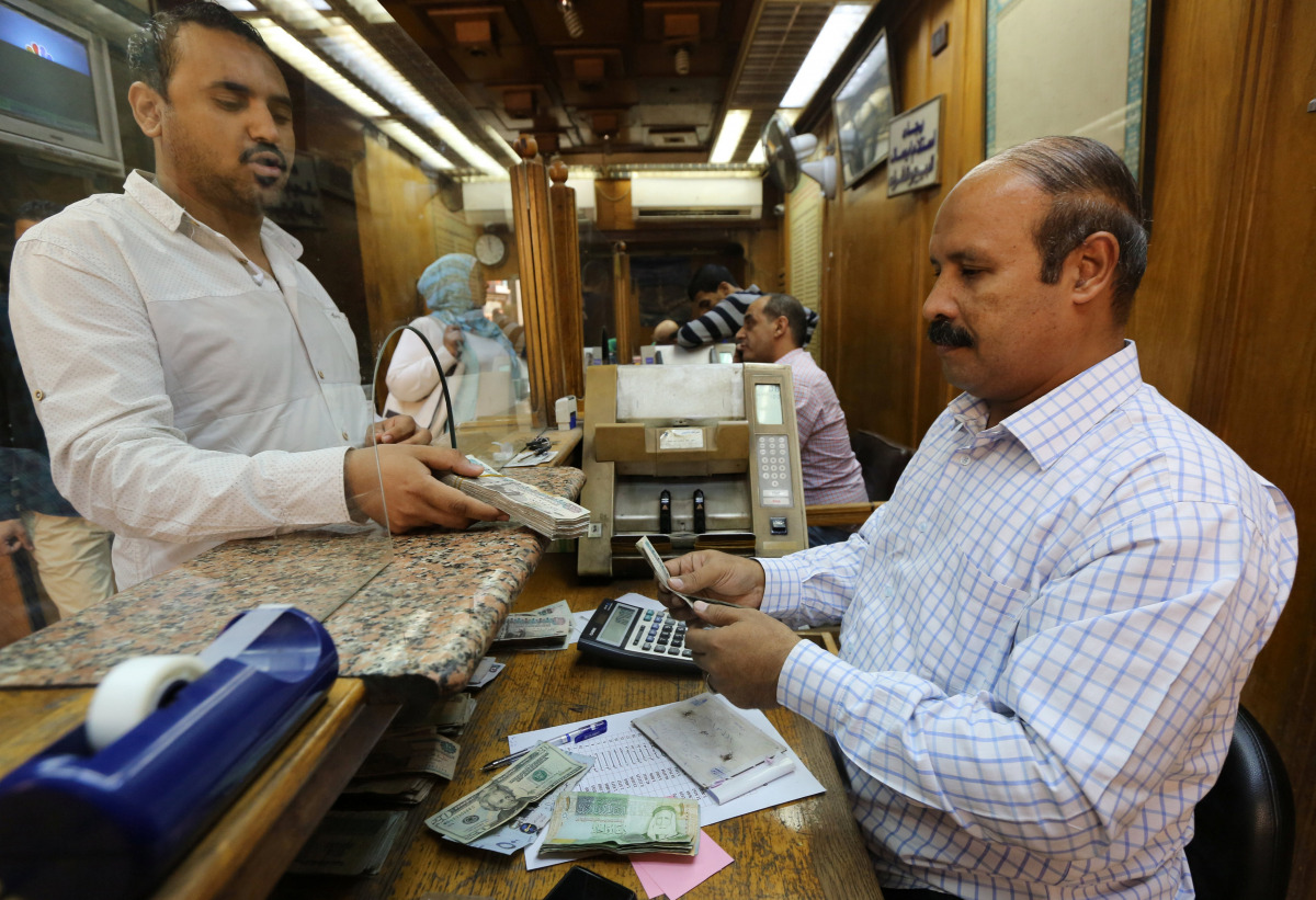 A customer exchanges U.S. dollars to Egyptian pounds in a foreign exchange office in central Cairo, Egypt, November 3, 2016. Picture taken November 3, 2016. REUTERS/Mohamed Abd El Ghany