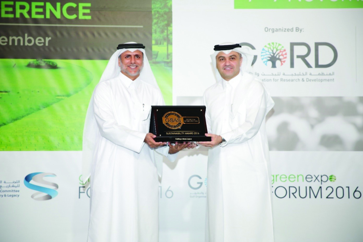 Eng Nasser bin Ali Al Malawi receiving the awards during the opening session of Green Expo Forum 2016.