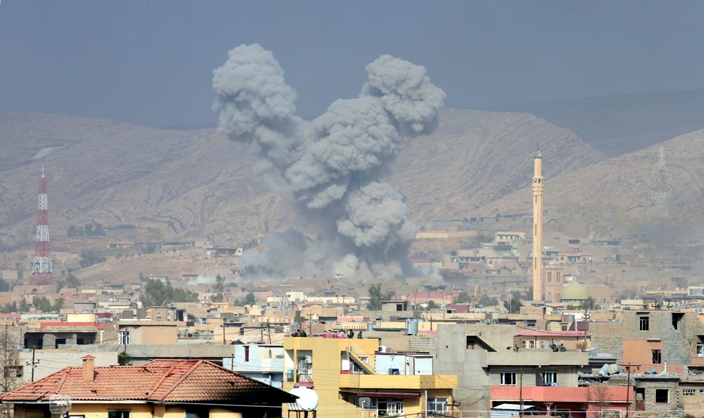 Smoke rises during clashes in the town of Bashiqa, east of Mosul, during an operation to attack Islamic State militants in Mosul, Iraq, November 8, 2016. REUTERS/Thaier Al-Sudani TPX IMAGES OF THE DAY.