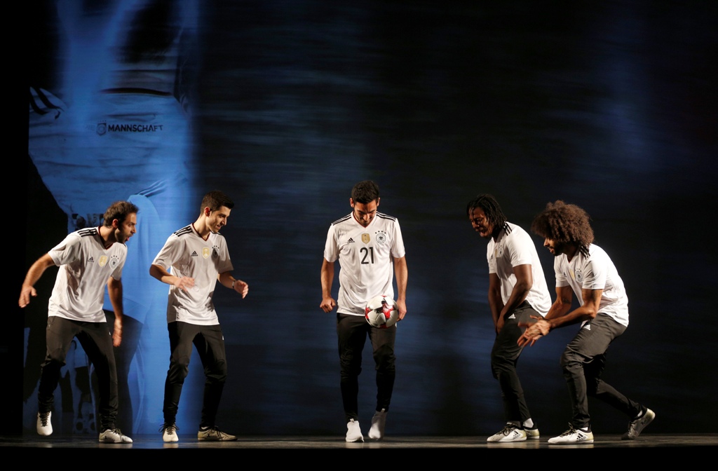 German soccer player Ilkay Guendogan (C) and dancers pose with the Germany 2017 Confederations Cup jersey during an official launch of Adidas in Duesseldorf, Germany on November 6, 2016. ( Ina Fassbender - Anadolu Agency )

