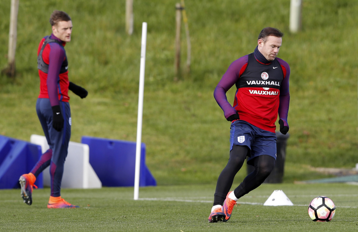 England's Jamie Vardy (L) and Wayne Rooney during training. (Reuters / Carl Recine)
