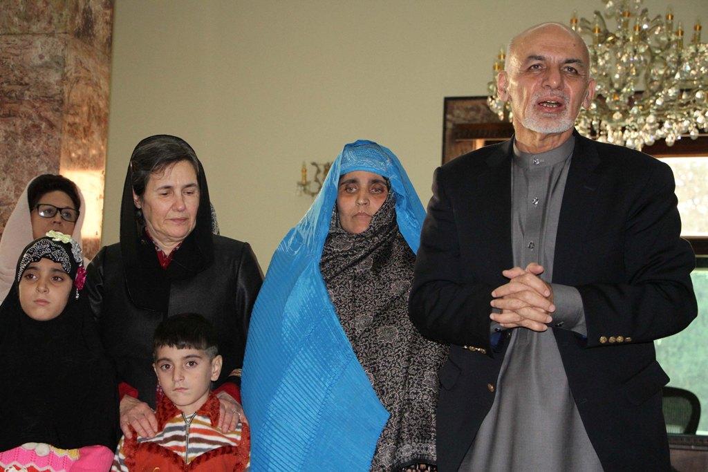 KABUL, AFGHANISTAN - NOVEMBER 09: Afghan president Ashraf Ghani welcomes Sharbat Gula and her children at presidential palace in Kabul, Afghanistan on November 9, 2016. Haroon Sabawoon - Anadolu Agency 