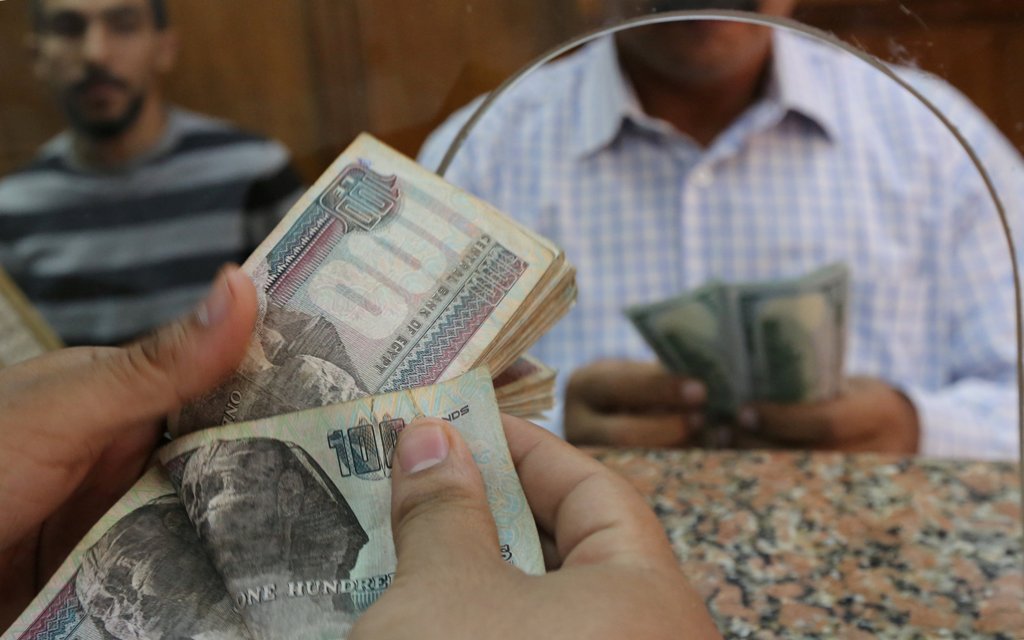 An employee counts U.S. dollars in a foreign exchange office in central Cairo, Egypt, November 3, 2016. Picture taken November 3, 2016. REUTERS/Mohamed Abd El Ghany
