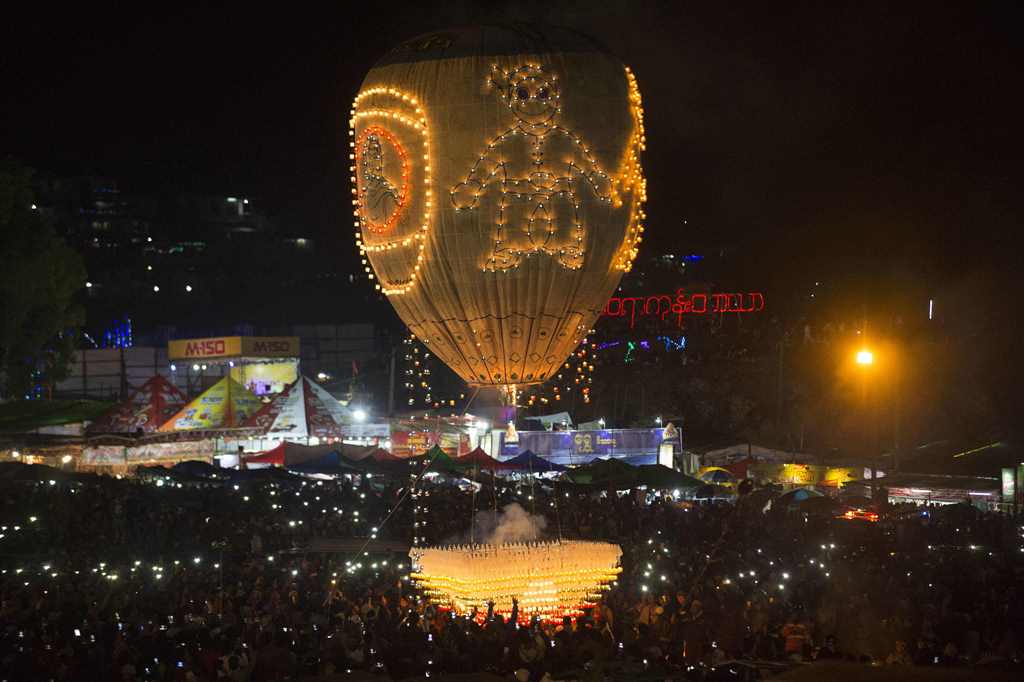 This picture taken on November 11, 2016 shows participants releasing a hot-air balloon during the Tazaungdaing Lighting Festival at Taunggyi in Myanmar's northeastern Shan State. AFP / YE AUNG THU