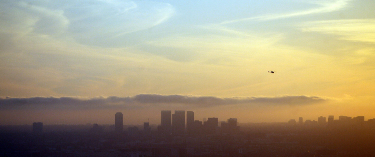 A view of downtown Los Angeles, California on a smoggy afternoon, November 2, 2006. (AFP / GABRIEL BOUYS)
