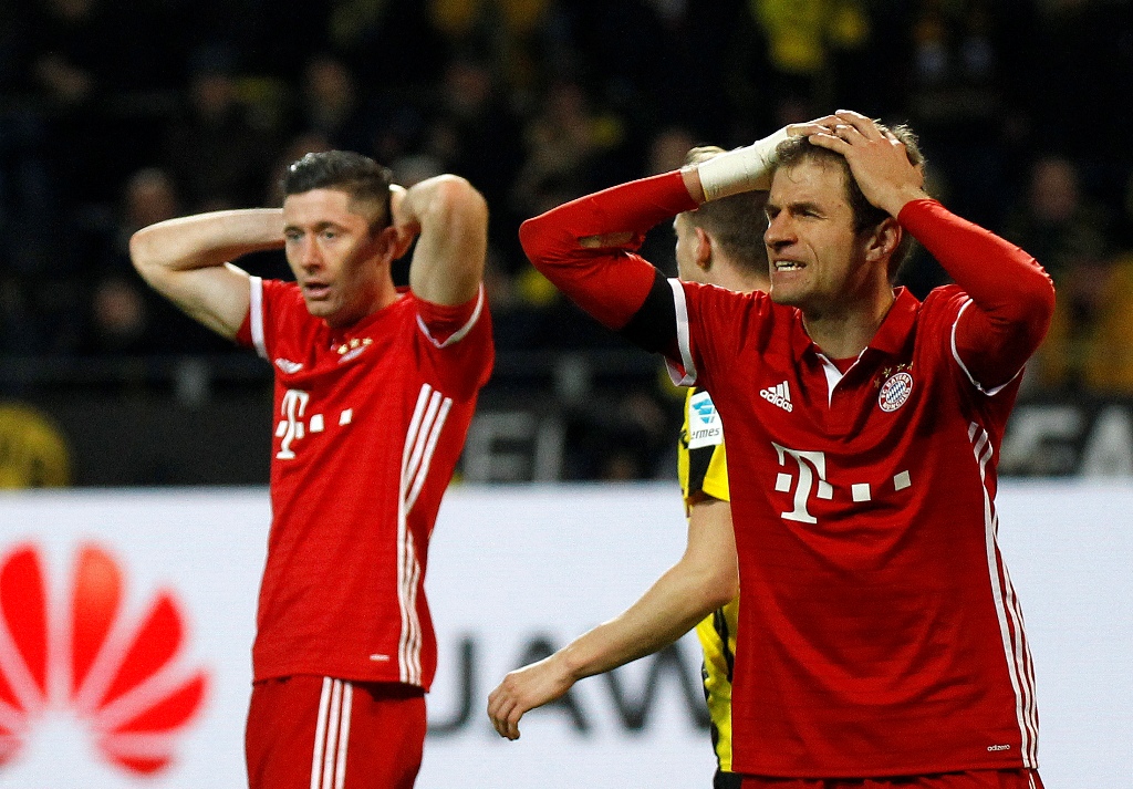 Robert Lewandowski (L) and Thomas Mueller(R) of Bayern Munich react during the Bundesliga soccer match between Borussia Dortmund and Bayern Munich at the Signal Iduna Park in Dortmund, Germany on November 19, 2016. Leon Kuegeler - Anadolu Agency 
