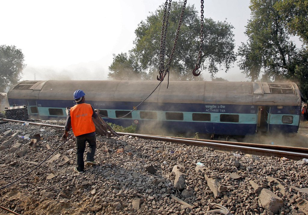 Rescue workers move a carriage at the site of Sunday's train derailment in Pukhrayan, south of Kanpur city, India November 21, 2016. REUTERS/Jitendra Prakash
