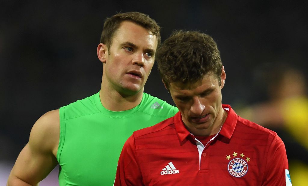 Bayern Munich's midfielder Thomas Mueller (R) and Bayern Munich's goalkeeper Manuel Neuer react after the German first division Bundesliga football match between Borussia Dortmund and FC Bayern Munich in Dortmund on November 19, 2016.  AFP / PATRIK STOLLA